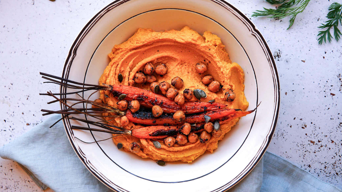 Hummus de zanahorias asadas: la receta con pocos ingredientes para acompañar tus platos