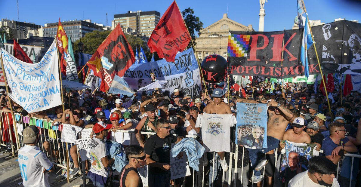 Organizaciones políticas y sindicales se concentraron este martes en la Plaza Lavalle, Buenos Aires, para encabezar una protesta contra la Corte Suprema de Justicia.