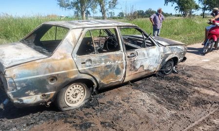 Un automóvil Volkswagen Senda quedó completamente destruido por el fuego