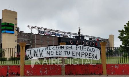 colon amanecio con pasacalles colgados contra su presidente y jugadores colon amanecio con pasacalles colgados contra su presidente y jugadores