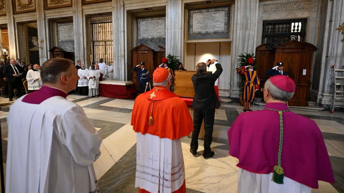 Las máximas autoridades litúrgicas del Vaticano certificaron la sepultura del papa Francisco en un acta oficial. Las máximas autoridades litúrgicas del Vaticano certificaron la sepultura del papa Francisco en un acta oficial.