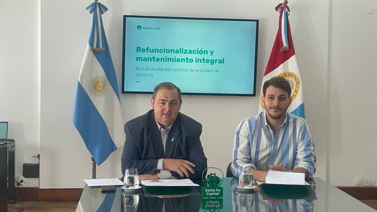 El intendente Juan Pablo Poletti y Guillermo Ferrero, secretario de Gestión Urbana, encabezaron la presentación de la adjudicación del mantenimiento del alumbrado público de la ciudad de Santa Fe. El intendente Juan Pablo Poletti y Guillermo Ferrero, secretario de Gestión Urbana, encabezaron la presentación de la adjudicación del mantenimiento del alumbrado público de la ciudad de Santa Fe.