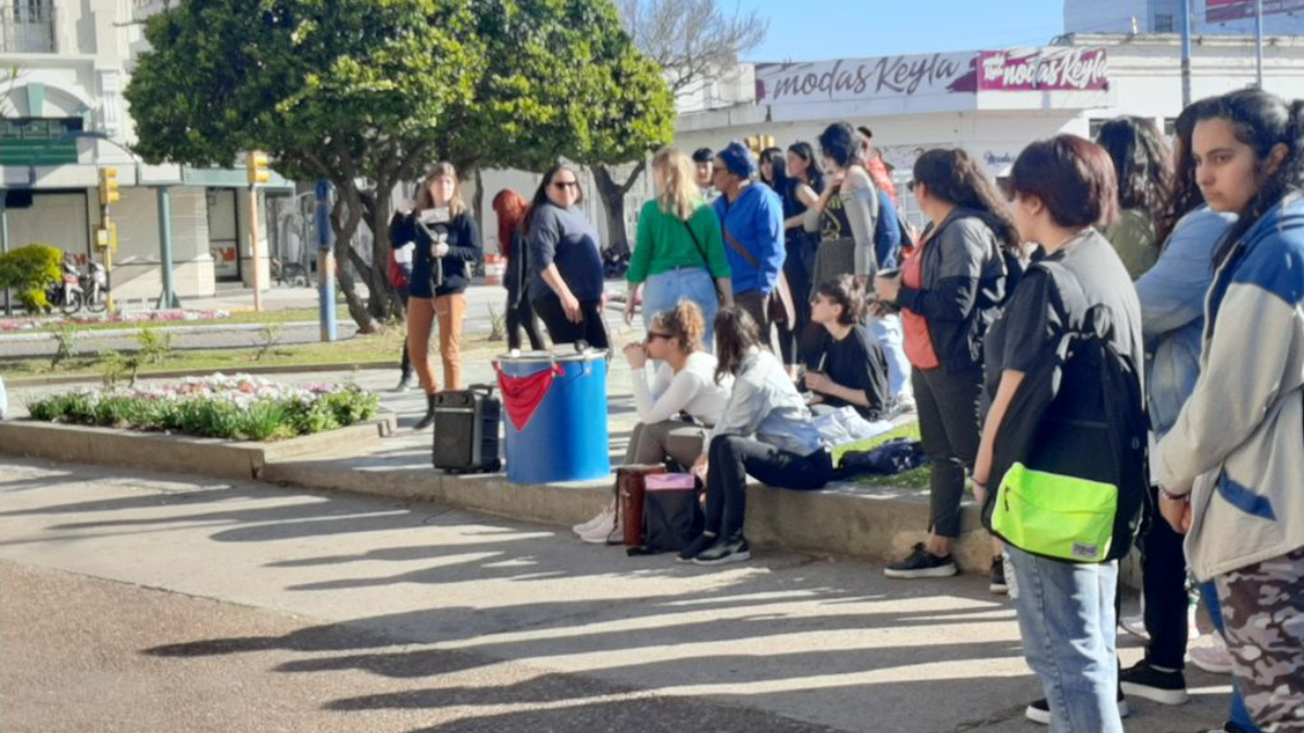 Agrupaciones y organizaciones se manifestaron el sábado en la puerta de la Jefatura de Rafaela en reclamo de justicia por el femicidio de Fabiana Luna.
