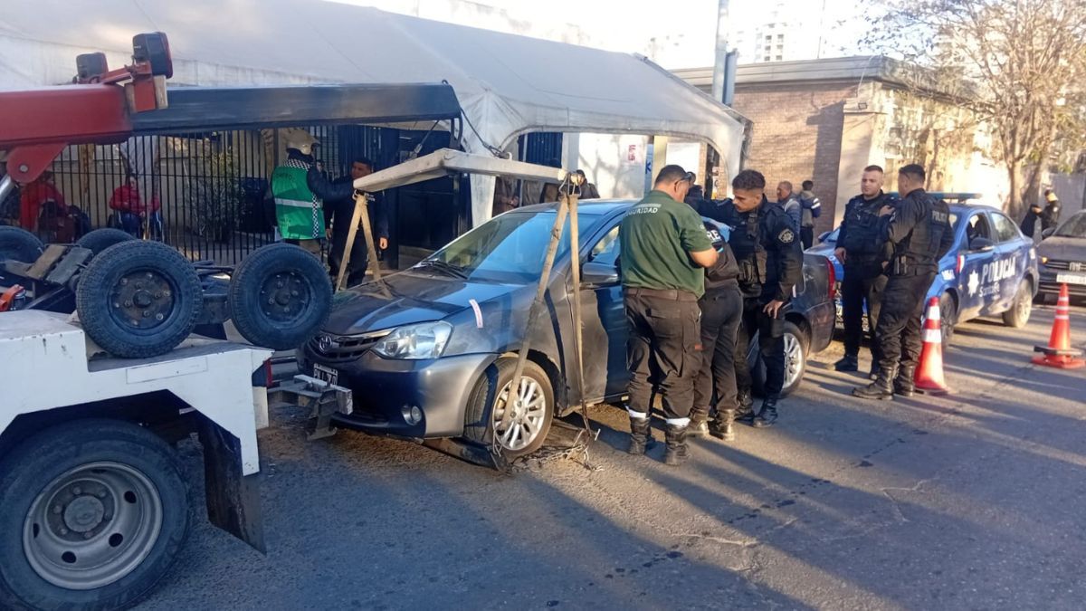 Hombre de 81 años se negó a bajar de su auto retenido frente al Hospital Cullen de Santa Fe.