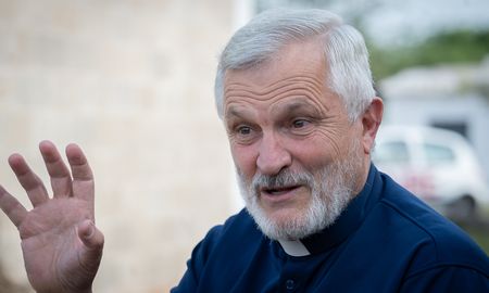 Tras la cirugía, el sacerdote está en reposo y bajo seguimiento médico para garantizar una correcta recuperación.&nbsp;