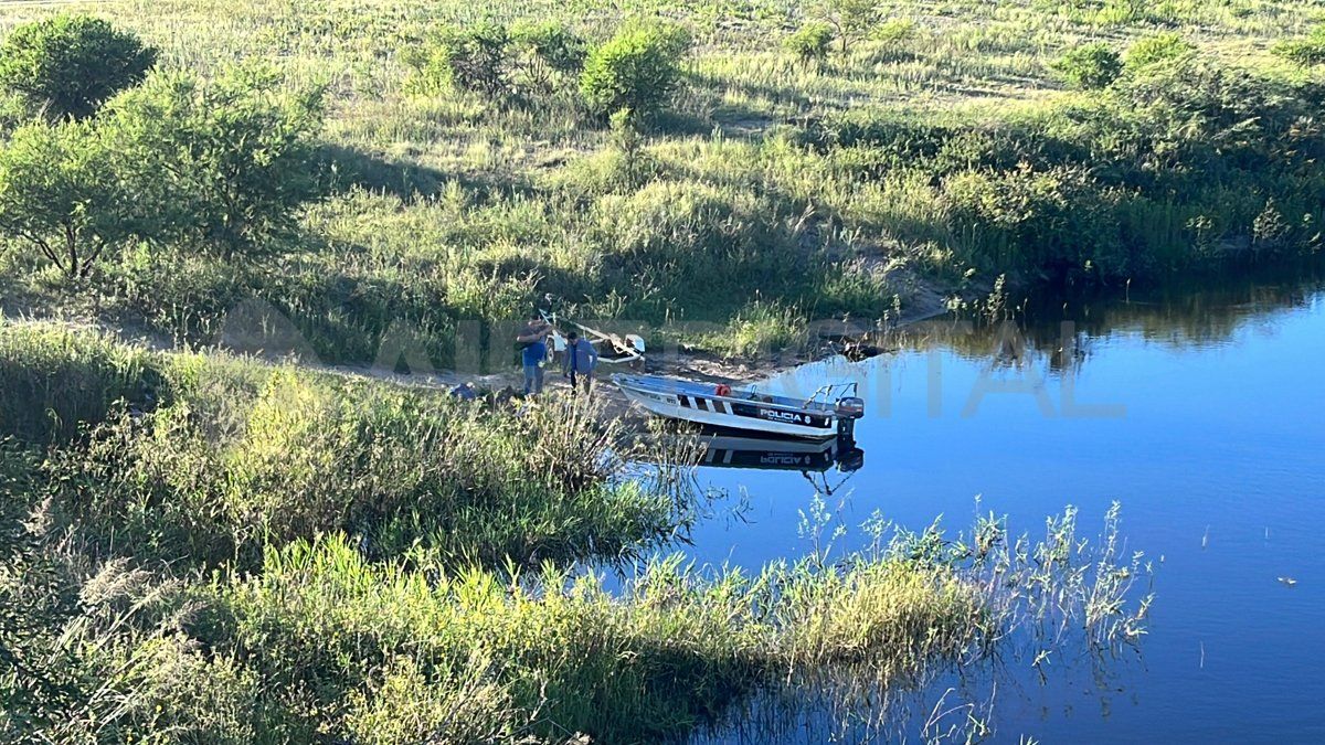 Buzos Tácticos trabajan para encontrar a Diego Kominek, que cayó al agua desde el puente aliviador tras el choque. Buzos Tácticos trabajan para encontrar a Diego Kominek, que cayó al agua desde el puente aliviador tras el choque.