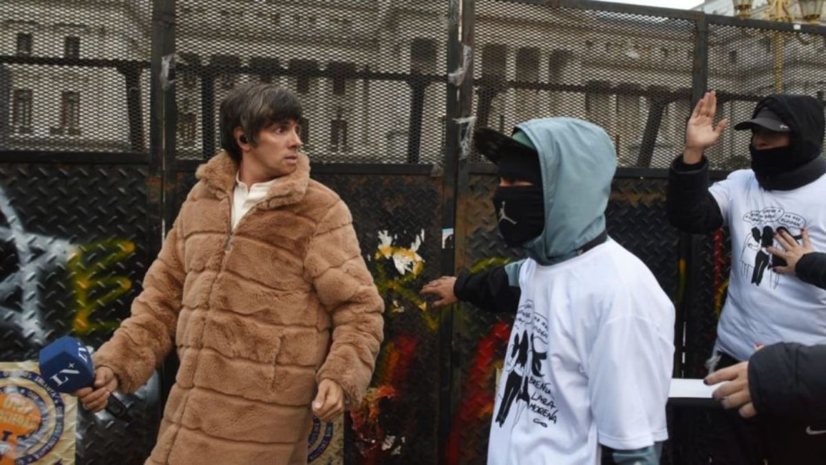 Robertito Funes Ugarte fue agredido por manifestantes durante la marcha por el triple femicidio.