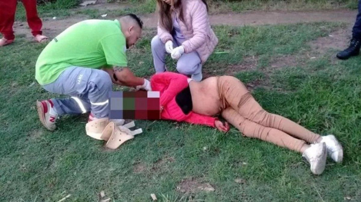 Mujer embarazada robó un auto y cuando escapaban mató a un motociclista