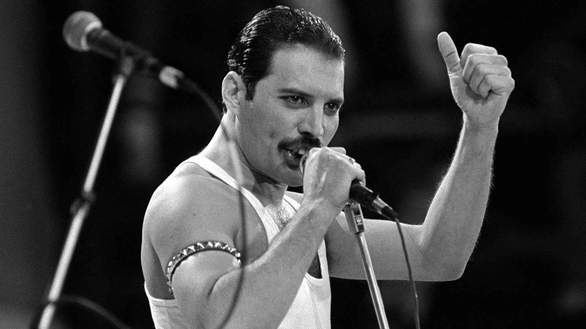 Freddie Mercury da a conocer que está enfermo de sida
