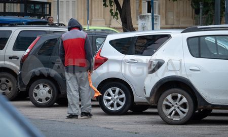 La ocupación del espacio público de trapitos, limpiavidrios, carreros, entre otros, crece día a día en un contexto económico desalentador. La ocupación del espacio público de trapitos, limpiavidrios, carreros, entre otros, crece día a día en un contexto económico desalentador.