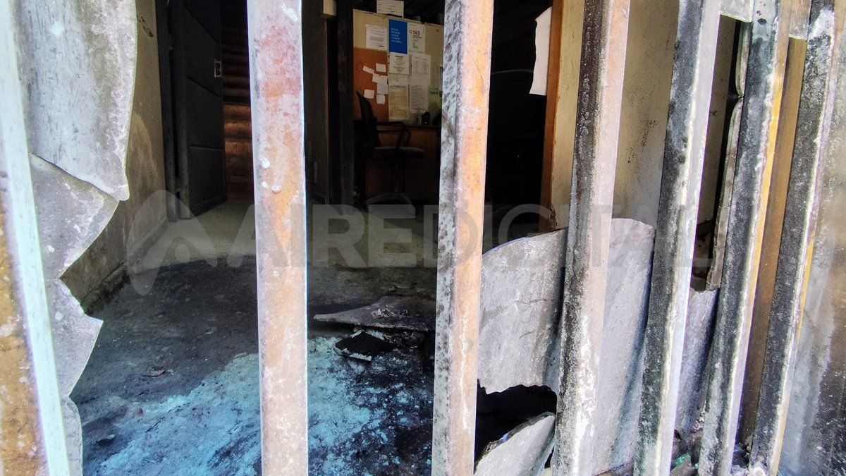 Así quedó la puerta de la Secretaría de la Niñez en la sede de Rosario.