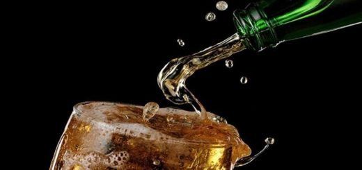 ¿Evita una cucharita que se escape el gas de la cerveza?