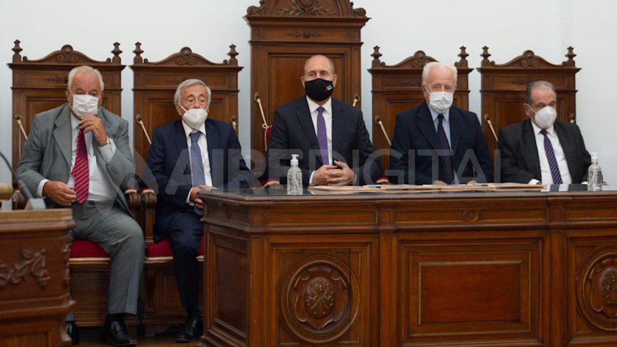 El gobernador junto a los ministros del máximo tribunal santafesino.&nbsp;