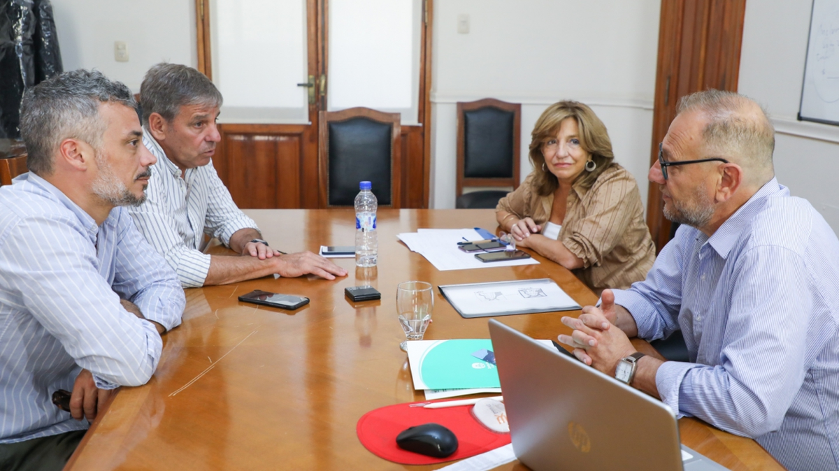 El intendente Emilio Jatón y el secretario general de la Municipalidad, Mariano Granato, presentaron una serie de obras posibles a los ministros Silvina Frana y Marcos Corach.