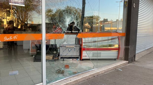 El vidrio de grandes magnitudes quedó destrozado por dos personas que arrojaron un adoquín y se dieron a la fuga.
