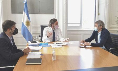 El jefe de Gabinete Santiago Cafiero encabezó este martes por la mañana una reunión con sus pares de Ciudad, Felipe Miguel, y de Provincia de Buenos Aires, Carlos Carli Bianco, para analizar la situación epidemiológica del AMBA y volver a trabajar en una agenda coordinada en el marco de la segunda ola de casos de coronavirus. El jefe de Gabinete Santiago Cafiero encabezó este martes por la mañana una reunión con sus pares de Ciudad, Felipe Miguel, y de Provincia de Buenos Aires, Carlos Carli Bianco, para analizar la situación epidemiológica del AMBA y volver a trabajar en una agenda coordinada en el marco de la segunda ola de casos de coronavirus.
