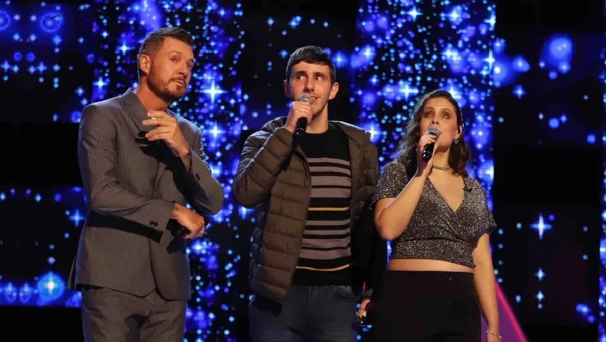 Después de cantar juntos, el jurado entero de Canta Conmigo Ahora se paró para aplaudirlos y felicitarlos.