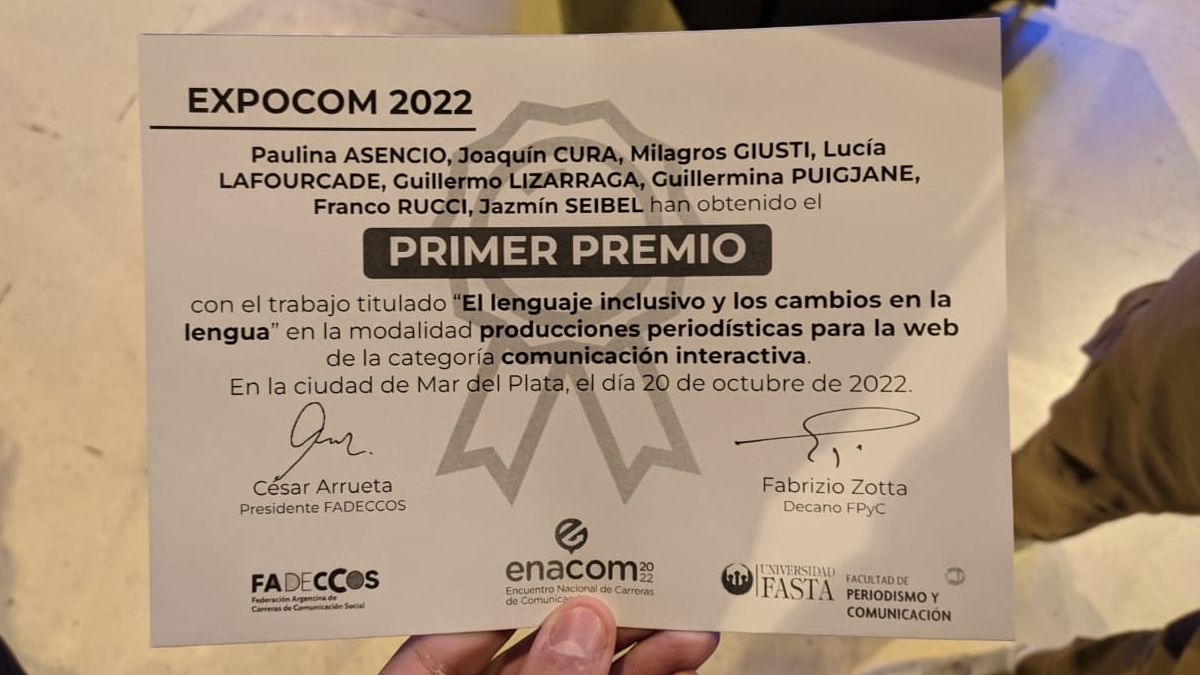 El diploma que recibieron los alumnos.