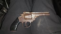 El procedimiento fue realizadopor el Comando Radioeléctrico durante la madrugada. Los sospechosos, ambos de19 años, fueron trasladados a la Comisaría 8ª.