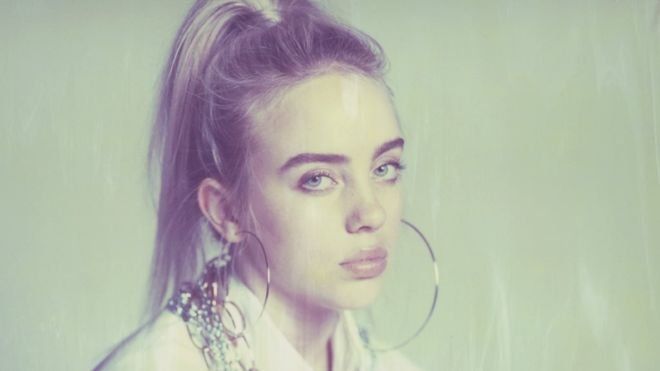 Los fans de Billie Eilish descubren cómo y con quién fue su primer beso
