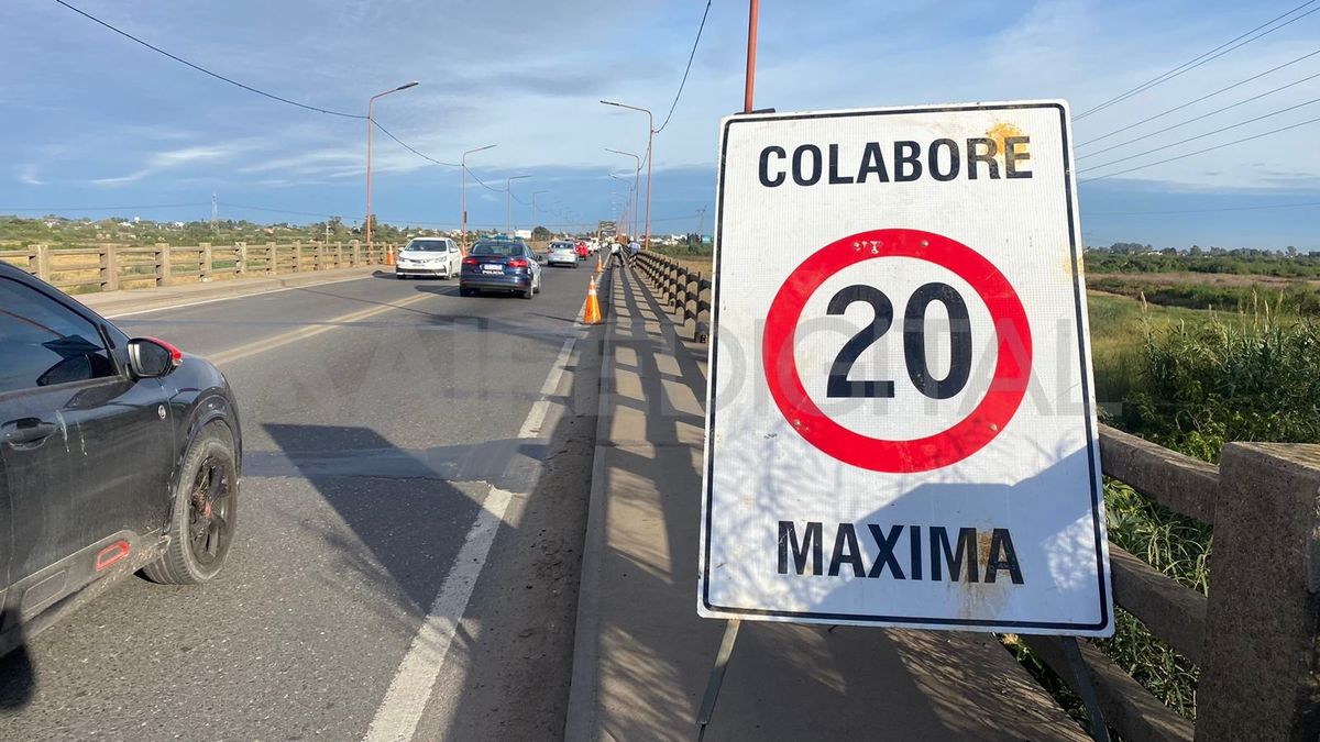 La velocidad máxima para circular en el puente carretero es de 20 kilómetros por hora.