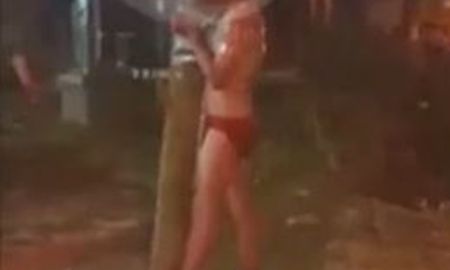 Video: kiosquera de José C. Paz atrapó a un ladrón y lo dejó desnudo atado a un poste Video: kiosquera de José C. Paz atrapó a un ladrón y lo dejó desnudo atado a un poste