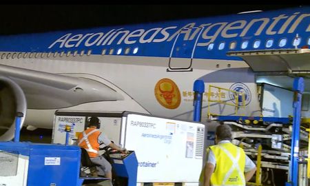 Con la llegada de otra partida de vacunas Sinopharm desde China, Argentina superó los 28 millones de dosis recibidas desde el inicio del plan de inoculación contra el coronavirus. Este sábado partirá un nuevo vuelo a Moscú para buscar más inmunizadores Sputnik V. Con la llegada de otra partida de vacunas Sinopharm desde China, Argentina superó los 28 millones de dosis recibidas desde el inicio del plan de inoculación contra el coronavirus. Este sábado partirá un nuevo vuelo a Moscú para buscar más inmunizadores Sputnik V.