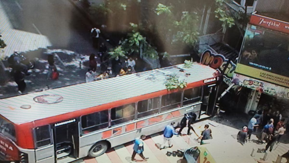 Así quedó el colectivo incrustado en un kiosco de la zona céntrica de Córdoba.