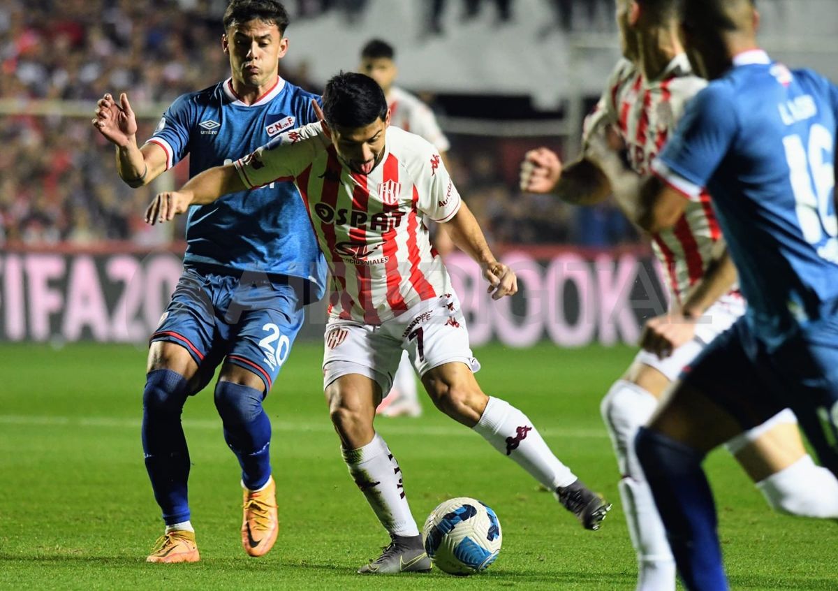 Mauro Luna Diale intenta rematar ante la marca de Felipe Carballo.