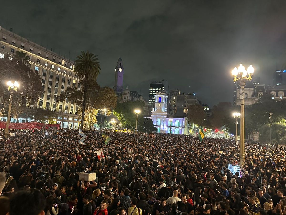 Emocionante despedida a Carlos Alberto Solari en Plaza de Mayo. Emocionante despedida a Carlos Alberto Solari en Plaza de Mayo.