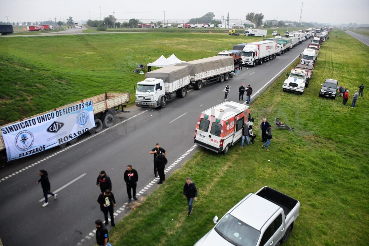 Los fleteros se manifiestan en la autopista que va a Rosario y a Buenos Aires.
