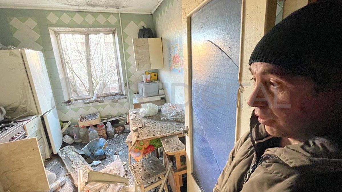 Este hombre, con bronca, arrojaba a la calle los escombros que se acumulan en su departamento en el barrio de Satoya, en Kiev.