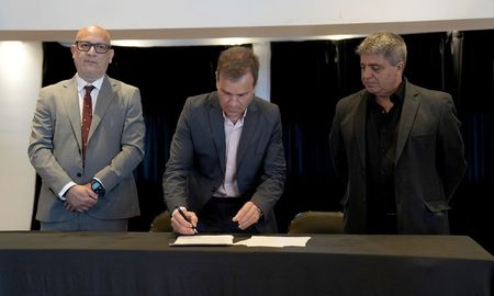 El secretario de Comercio Interior y Servicios de la Provincia, Gustavo Rezzoaglio, encabezó el acto de firma del convenio para el regreso de Billetera Santa Fe.
