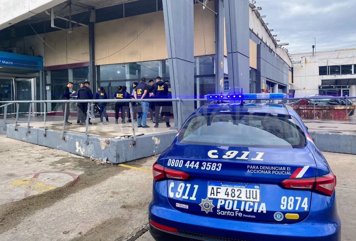 La balacera contra una sucursal del Banco Macro en Rosario fue una de las primeras amenazas contra el gobernador Maximiliano Pullaro