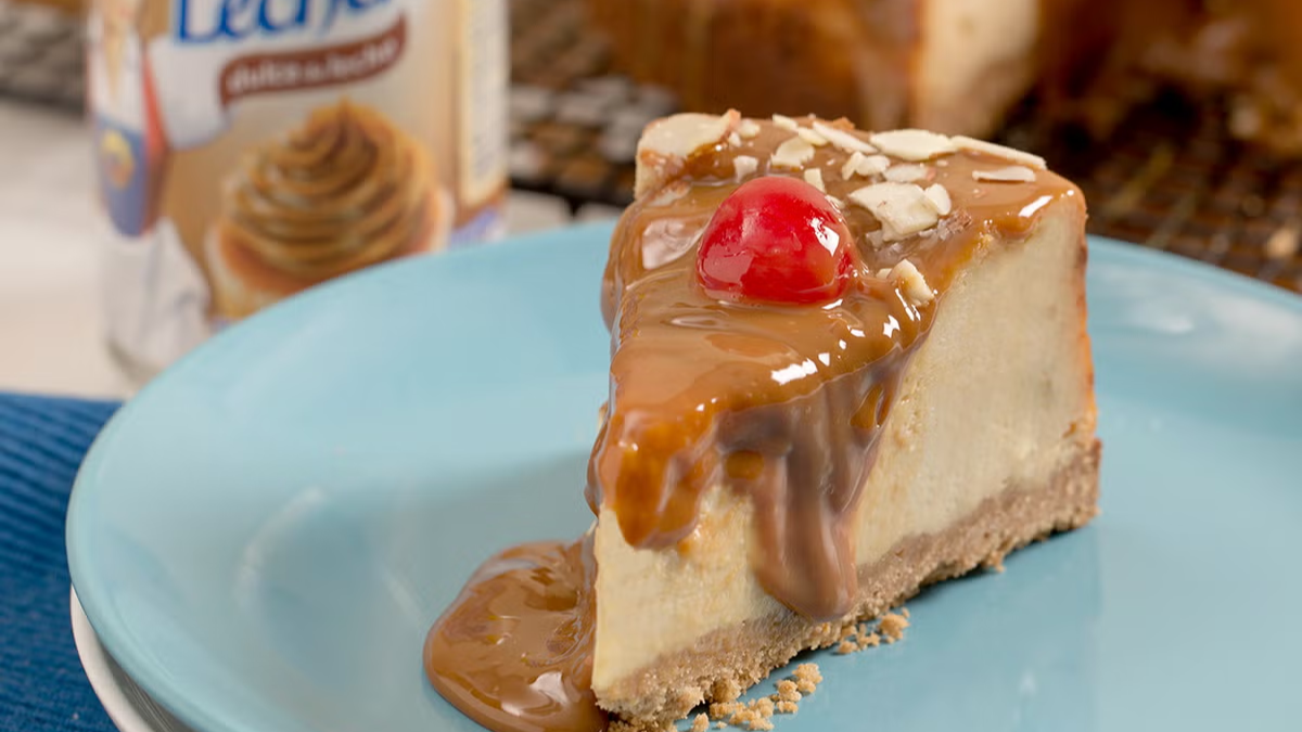 La combinación perfecta de queso y dulce de leche en un cheesecake irresistible.