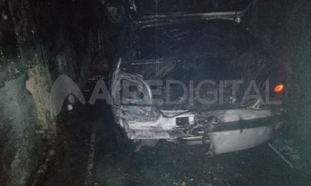 Un auto quedó dañado por completo tras un incendio en una cochera. Un auto quedó dañado por completo tras un incendio en una cochera.