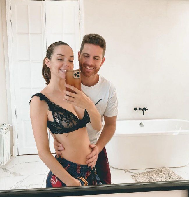 Julieta Nair Calvo junto a su novio.