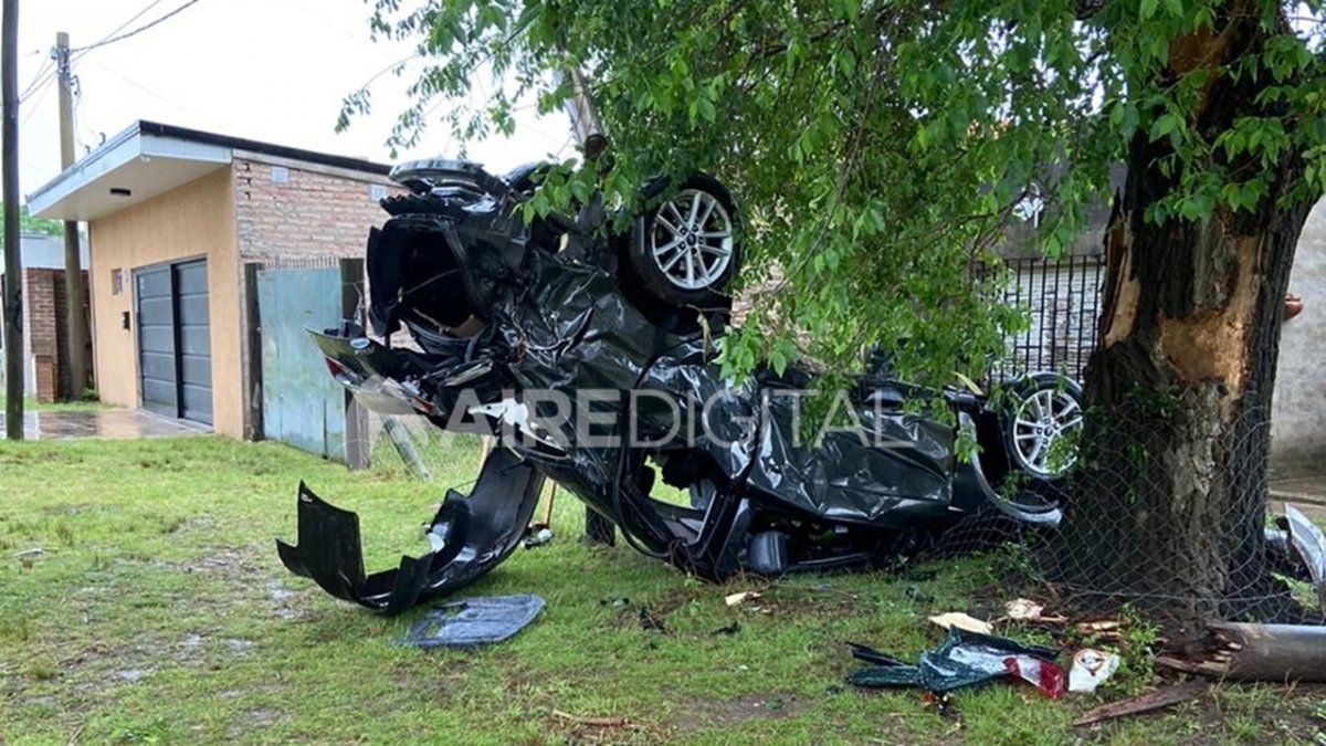 El vehículo quedó incrustado en el alambrado. Por fortuna