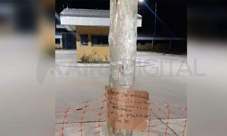 Con la mafia no de jode, advierte el cartel dejado por Los Monos cerca del penal de Marcos Paz, provincia de Buenos Aires. Con la mafia no de jode, advierte el cartel dejado por Los Monos cerca del penal de Marcos Paz, provincia de Buenos Aires.