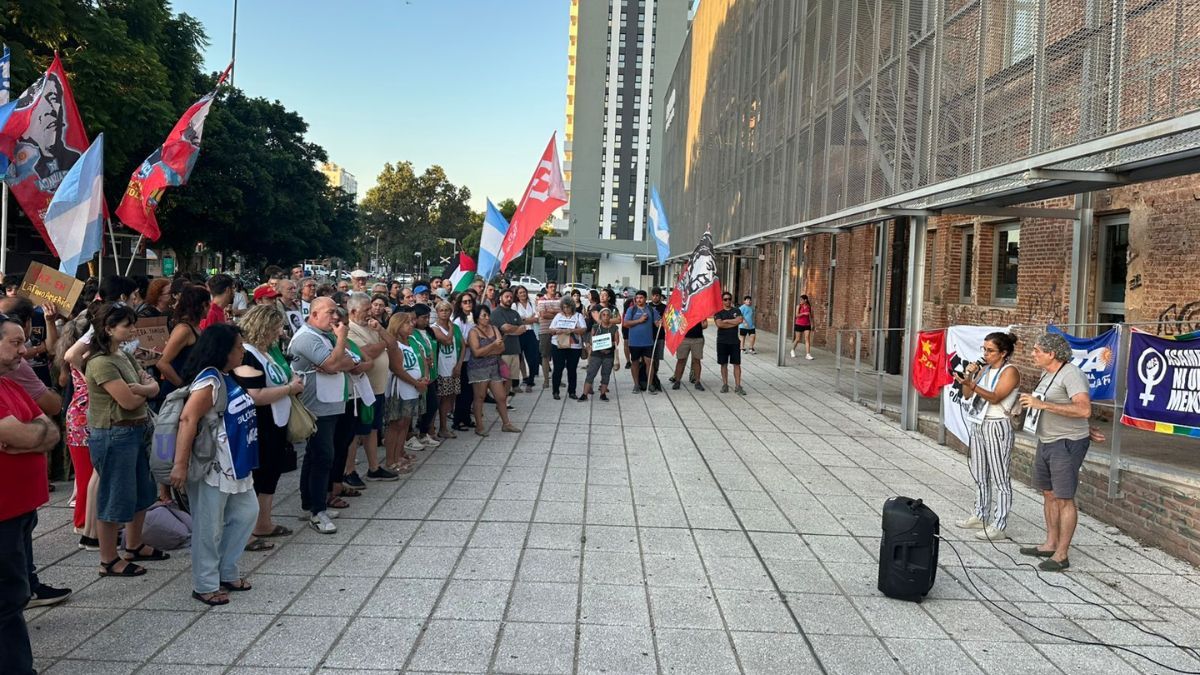 Una concentración se llevó a cabo este miércoles en la ciudad de Santa Fe para manifestar el rechazo al accionar de Estados Unidos en Venezuela.