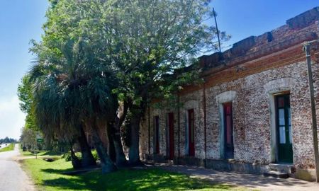 La arquitectura de 19 de Abril mantiene un estilo colonial tardío que la Intendencia de Rocha busca preservar como patrimonio cultural y atractivo turístico histórico. La arquitectura de 19 de Abril mantiene un estilo colonial tardío que la Intendencia de Rocha busca preservar como patrimonio cultural y atractivo turístico histórico.