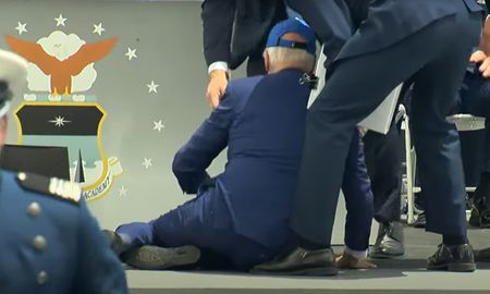 La caída de Biden no fue grave y está bien. La caída de Biden no fue grave y está bien.