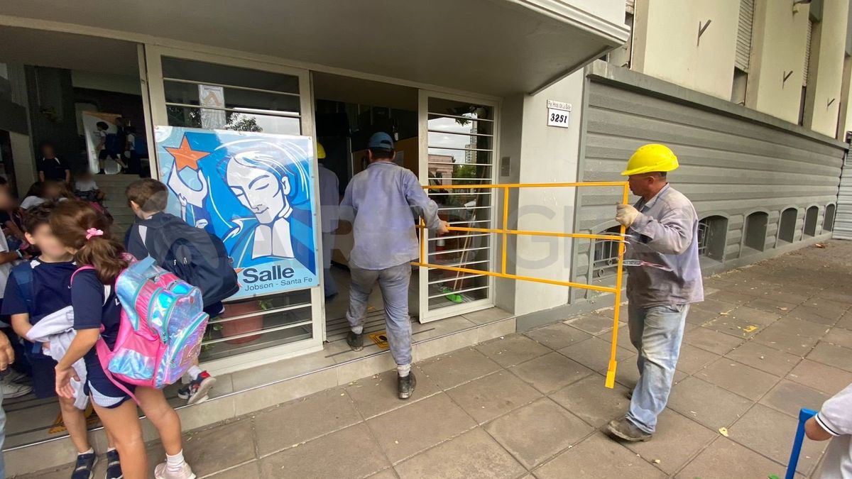 El derrumbe se produjo minutos después del mediodía en uno de los patios de la institución.