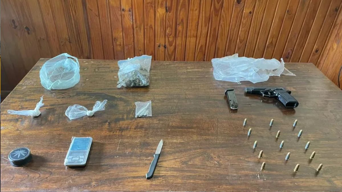 Barras argentinos fueron detenidos con drogas y un arma escondida con quince balas.