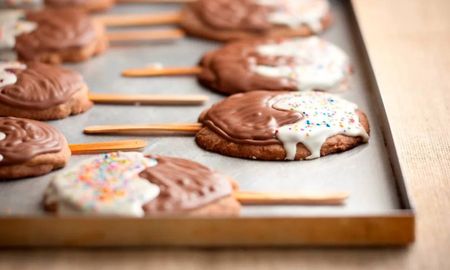 Paletas de cookies chocolatosas, de la mano de Maru Botana. Paletas de cookies chocolatosas, de la mano de Maru Botana.