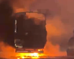 Choque e incendio entre dos transportes de carga en el puente Zárate-Brazo Largo: murió uno de los conductores