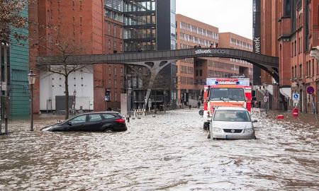 La brigada de bomberos de Polonia reportó un muerto y cinco heridos a causa de la tormenta. La brigada de bomberos de Polonia reportó un muerto y cinco heridos a causa de la tormenta.