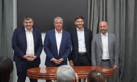 Los gobernadores de Santa Fe y Neuquén firmaron un acuerdo para impulsar a proveedores vinculados al petróleo y al gas en Vaca Muerta. Los gobernadores de Santa Fe y Neuquén firmaron un acuerdo para impulsar a proveedores vinculados al petróleo y al gas en Vaca Muerta.