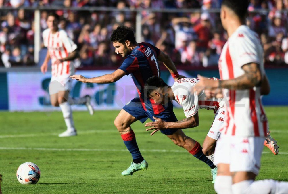 Juan Carlos Portillo no puede cortar el avance de Ezequiel Cerutti.