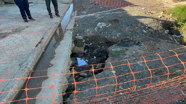 Dos socavones en la zona de Gaboto al 4500 pone en riesgo a los vecinos de Barranquitas Oeste, que advierten que la situación se agrava con cada lluvia.